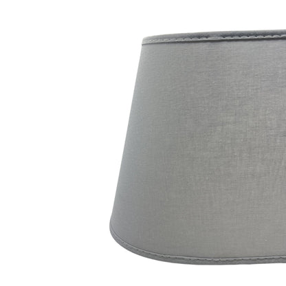 Deze moderne grijze lampenkap geeft elke ruimte een eigentijdse uitstraling. Perfect voor sfeervolle verlichting!