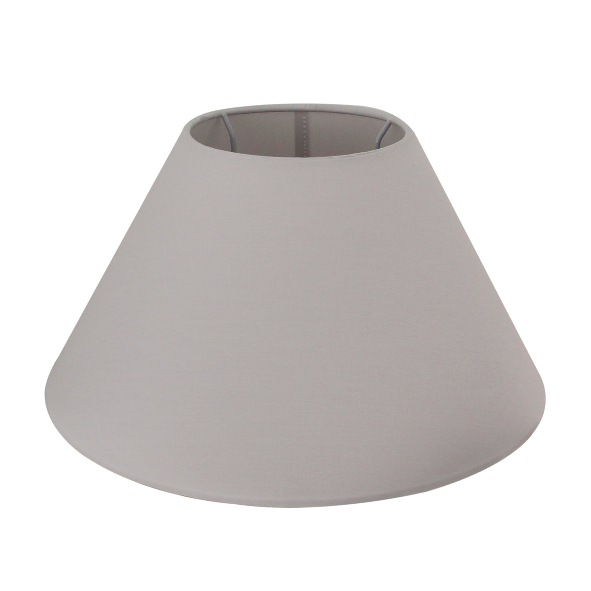 Deze witte lampenkap in een eigentijds design past perfect in diverse interieurstijlen. Creëert een sfeervolle ambiance.