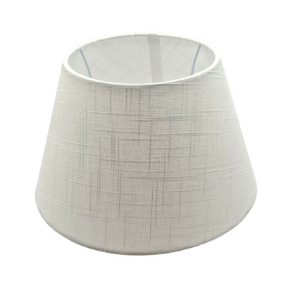 Deze moderne lampenkap in strak wit geeft elke kamer een frisse uitstraling. Perfect voor een eigentijdse verlichting.