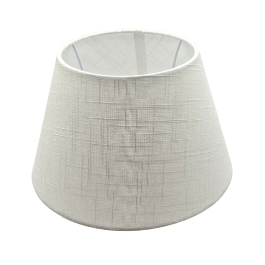 Deze moderne lampenkap in strak wit geeft elke kamer een frisse uitstraling. Perfect voor een eigentijdse verlichting.