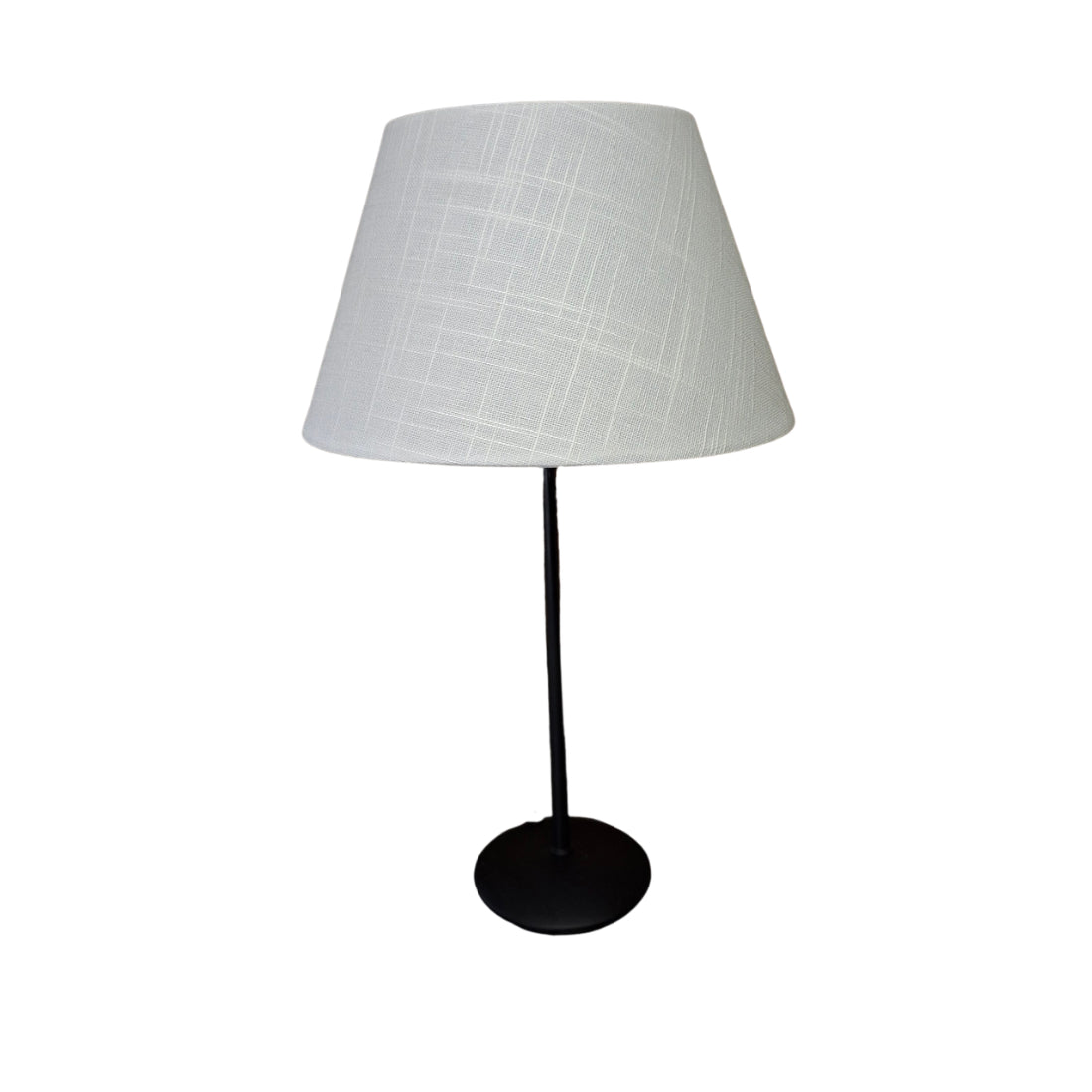 Een moderne witte lampenkap die een frisse uitstraling biedt. Perfect voor sfeervolle verlichting in elke ruimte.