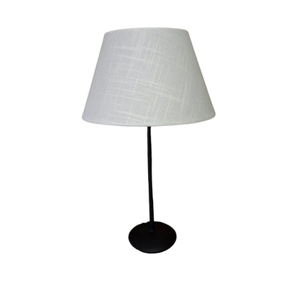 Een moderne witte lampenkap die een frisse uitstraling biedt. Perfect voor sfeervolle verlichting in elke ruimte.
