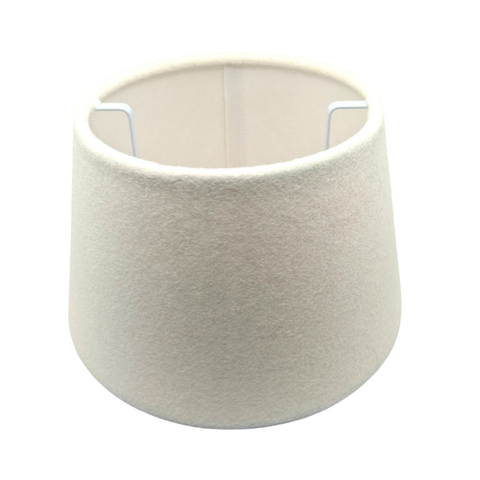 Deze moderne lampenkap in wit biedt een frisse uitstraling. Perfect voor het creëren van een lichte en luchtige sfeer.