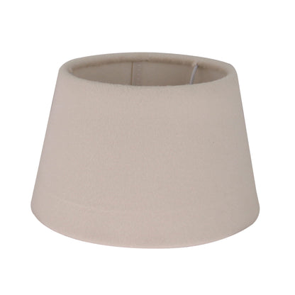 Deze moderne witte lampenkap brengt een frisse uitstraling in je interieur.