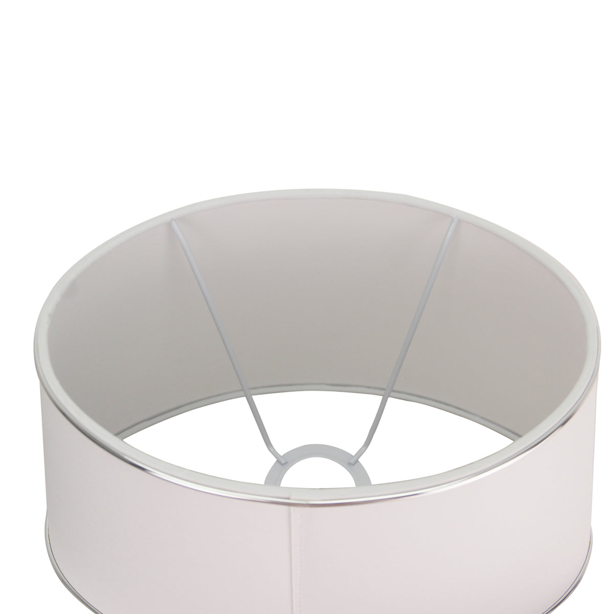 Van bovenaf zie je de elegante ovalen lampenkap in wit en zilver. Perfecte keuze voor een verfijnde sfeer in huis.