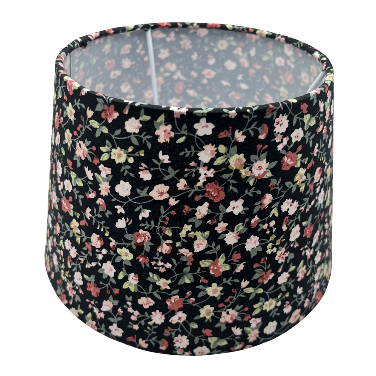 Deze zwarte lampenkap in drumvorm geeft een moderne uitstraling aan je interieur. Perfect voor sfeervolle verlichting!