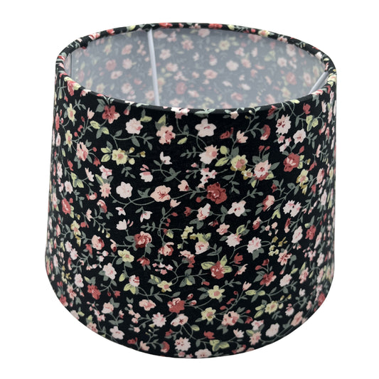 Deze zwarte lampenkap in drumvorm geeft een moderne uitstraling aan je interieur. Perfect voor sfeervolle verlichting!