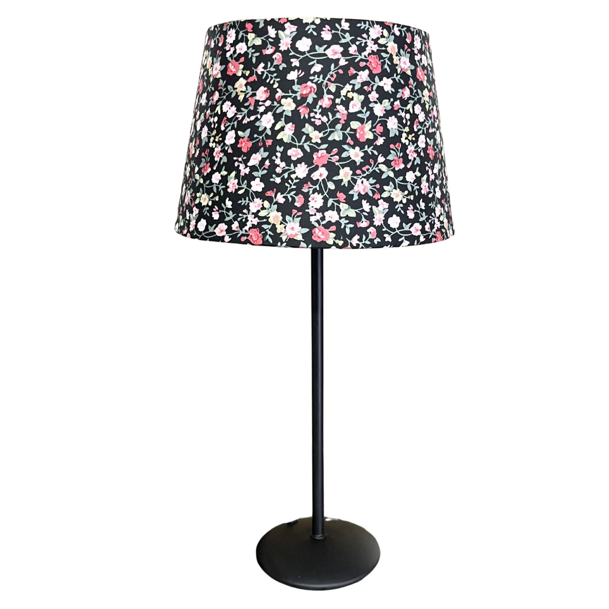 De zwarte lampenkap Drum geeft een moderne uitstraling aan je interieur. Perfect voor sfeervolle verlichting in elke ruimte.