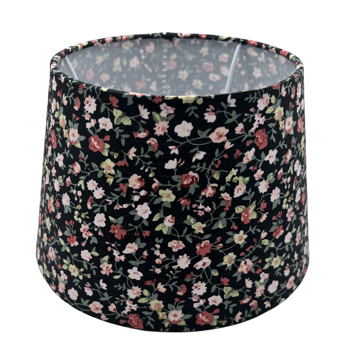 Deze zwarte lampenkap heeft een tijdloos design en past perfect in moderne interieurs. Ideaal voor sfeervolle verlichting.