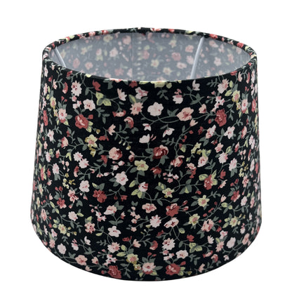 Deze zwarte lampenkap heeft een tijdloos design en past perfect in moderne interieurs. Ideaal voor sfeervolle verlichting.