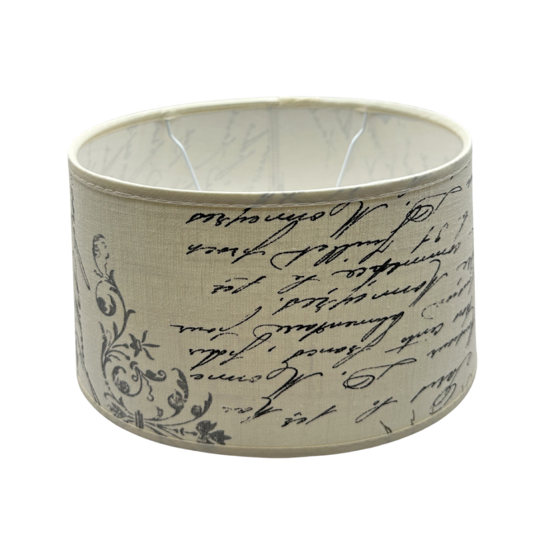 Deze ovale lampenkap in crème biedt een warme uitstraling. Perfect voor sfeervolle verlichting in huis.