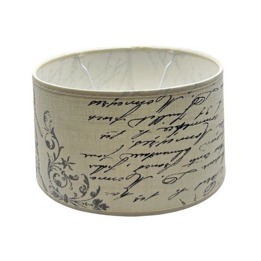 Deze ovale lampenkap in crème biedt een warme uitstraling. Perfect voor sfeervolle verlichting in huis.