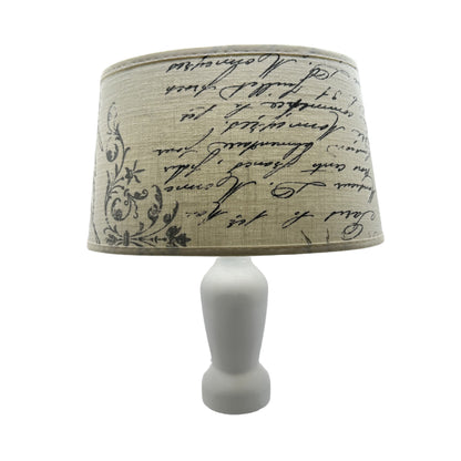 De beige lampenkap Oval voegt een warme touch toe aan je interieur. Perfect voor een sfeervolle ambiance in elke ruimte.
