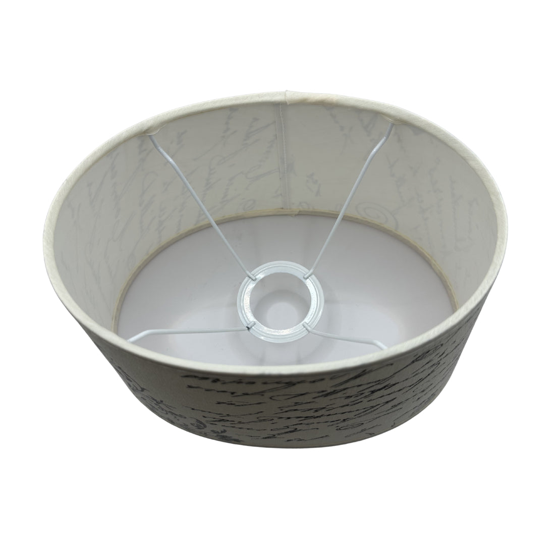 Een stijlvolle lampenkap in crèmekleur met een ovalen vorm. Perfect voor een warme, uitnodigende sfeer in uw interieur.