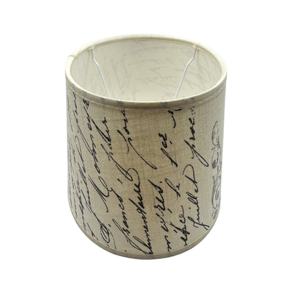 Een prachtige lampenkap in crèmekleur met een ovalen vorm. Perfect voor een warme, sfeervolle uitstraling in jouw interieur.