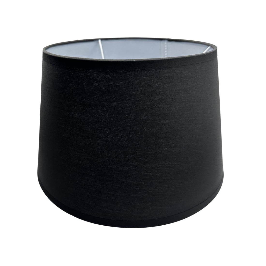 De zwarte lampenkap Drum voegt een moderne touch toe aan je interieur. Perfect voor sfeervolle verlichting in elke ruimte.