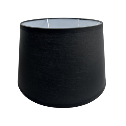 De zwarte lampenkap Drum voegt een moderne touch toe aan je interieur. Perfect voor sfeervolle verlichting in elke ruimte.