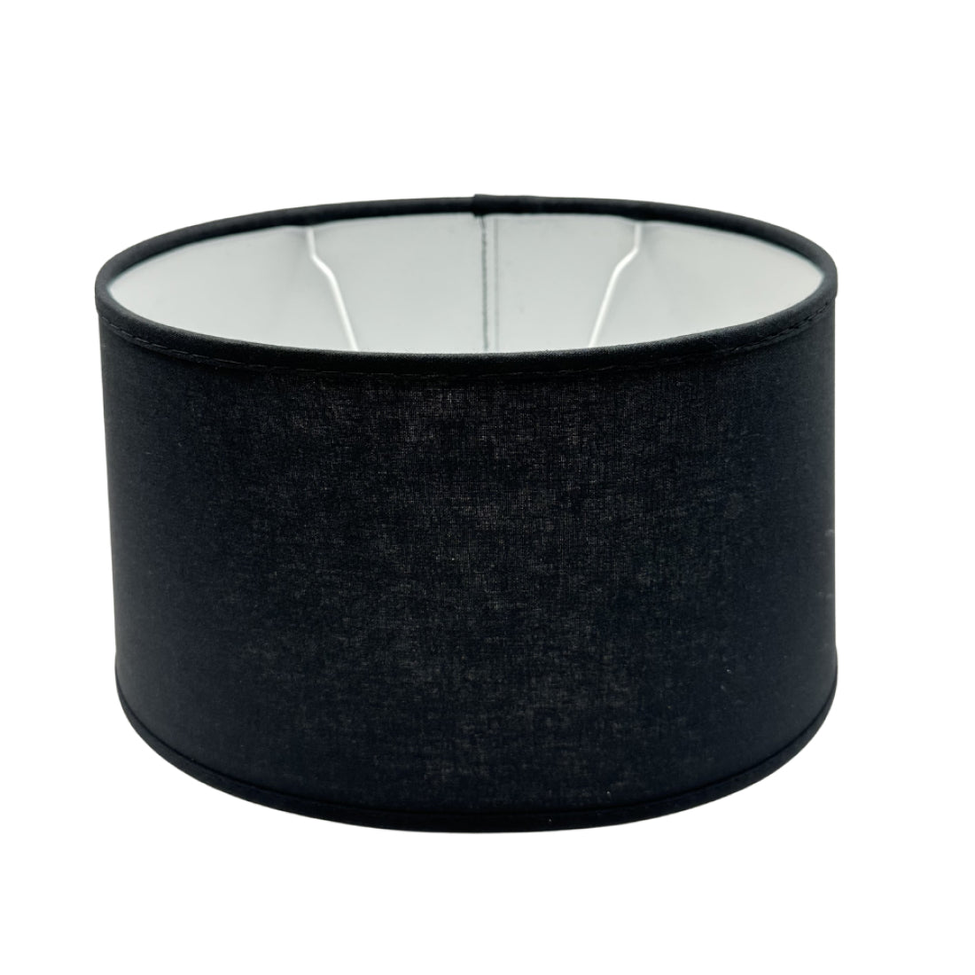Deze zwarte lampenkap in ovale vorm voegt een tijdloze elegantie toe aan je interieur. Perfect voor sfeervolle verlichting.