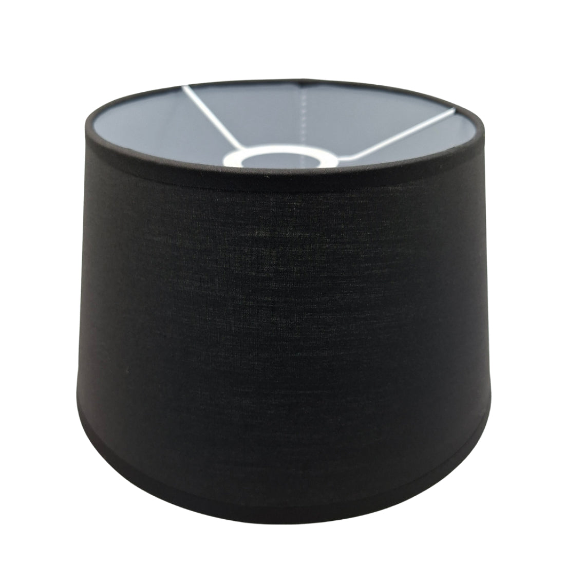 Strakke zwarte lampenkap in een eigentijds design. Perfect voor het creëren van een sfeervolle ambiance in elke kamer.