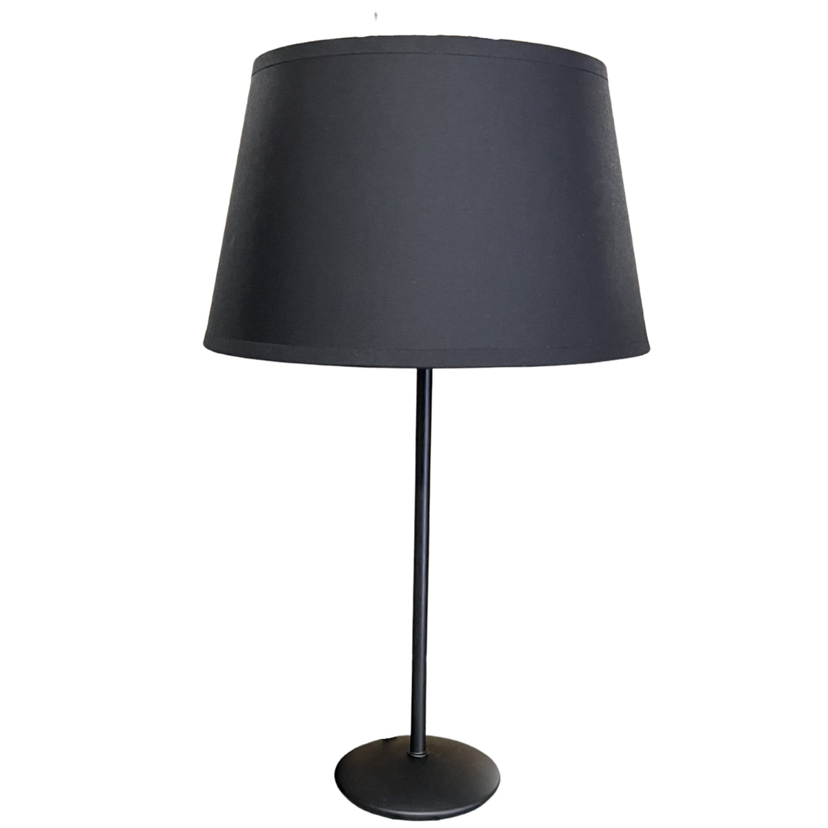 Met een eigentijdse uitstraling voegt deze zwarte lampenkap een moderne touch toe aan je interieur.