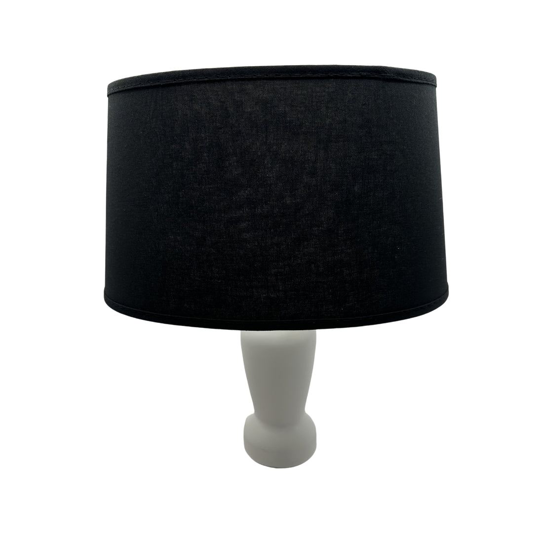 Deze zwarte lampenkap in ovale vorm voegt een tijdloze elegantie toe aan elke ruimte. Perfect voor sfeervolle verlichting.