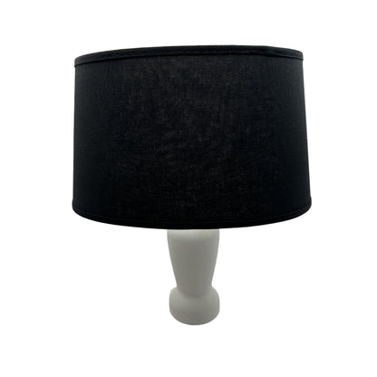 Deze zwarte lampenkap in ovale vorm voegt een tijdloze elegantie toe aan elke ruimte. Perfect voor sfeervolle verlichting.
