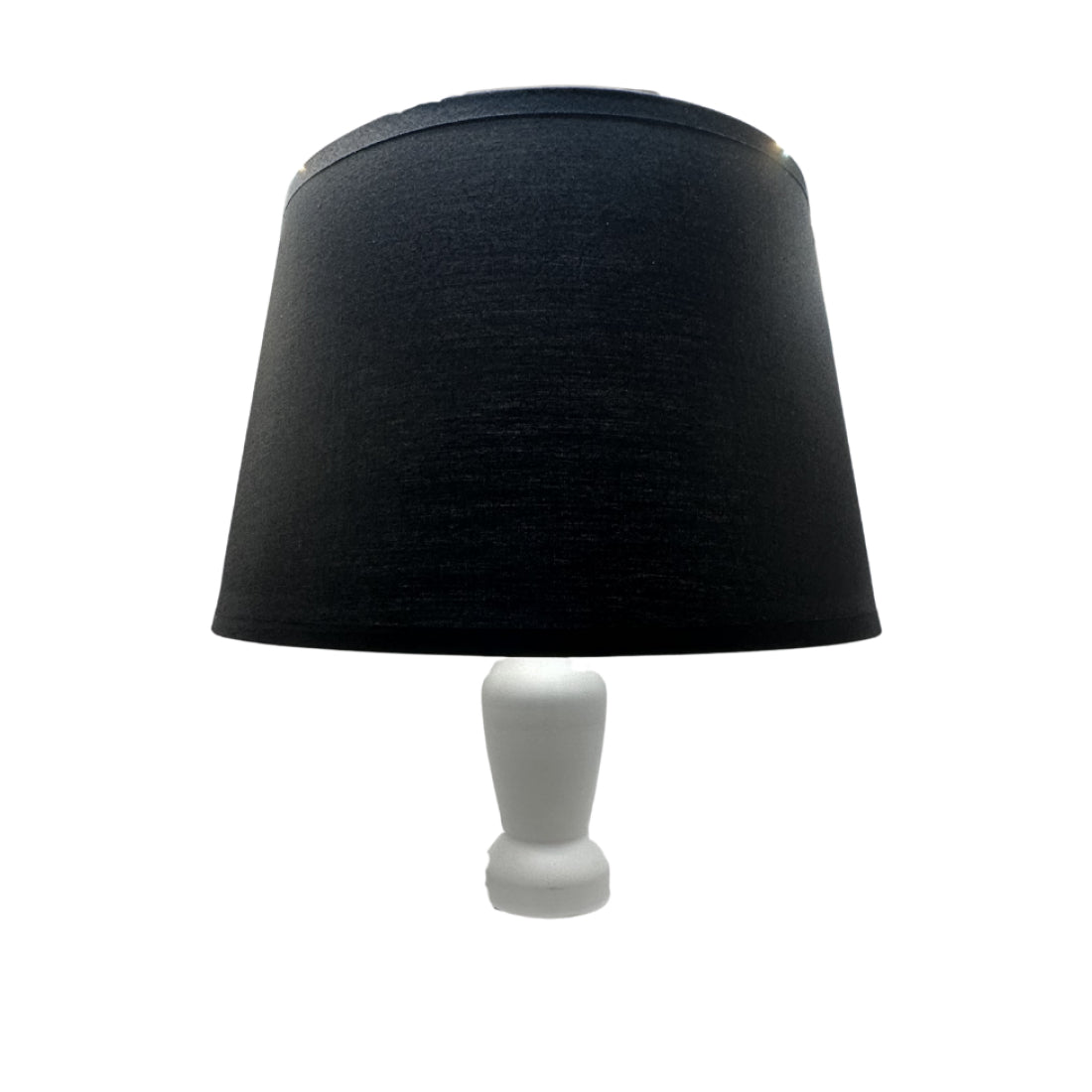 Een zwarte lampenkap in drumvorm voegt een moderne touch toe aan je interieur. Perfect voor sfeervolle verlichting.
