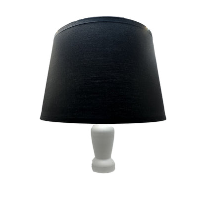 Een zwarte lampenkap in drumvorm voegt een moderne touch toe aan je interieur. Perfect voor sfeervolle verlichting.