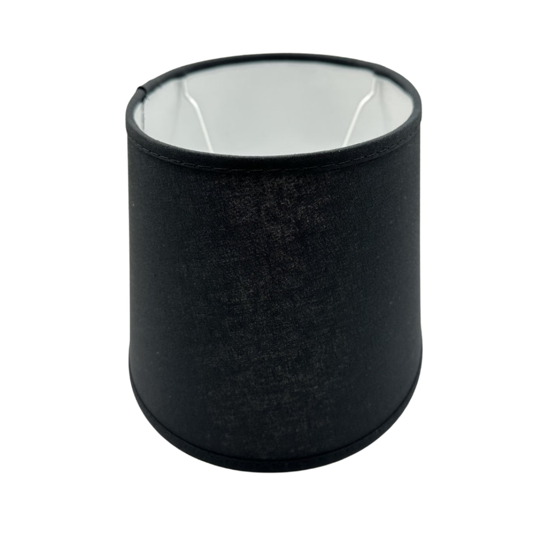 Deze zwarte lampenkap in ovale vorm voegt een elegante touch toe aan je interieur. Perfect voor sfeervolle verlichting.