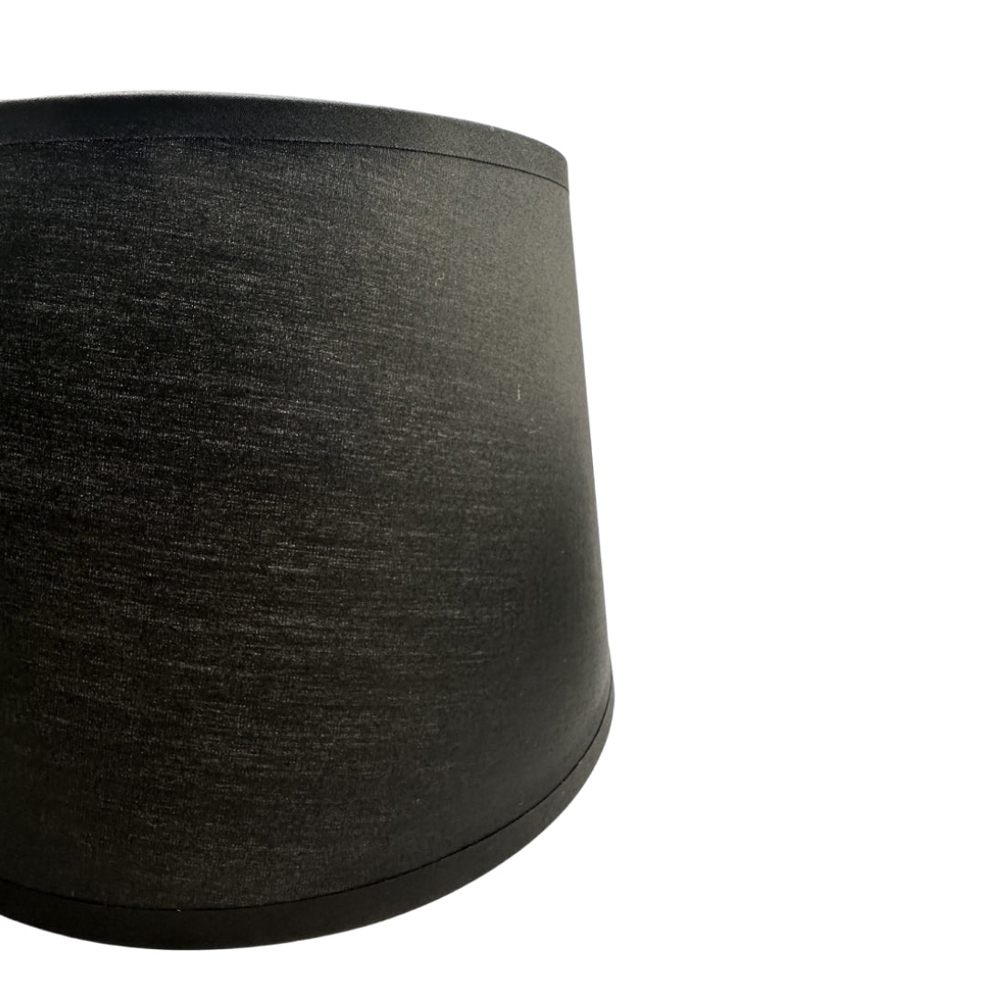 Deze zwarte lampenkap in drumvorm voegt een moderne touch toe aan je interieur. Perfect voor sfeervolle verlichting.