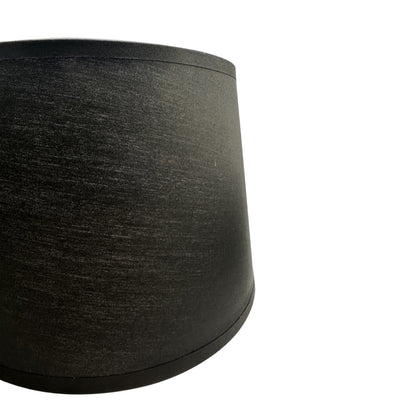Deze zwarte lampenkap in drumvorm voegt een moderne touch toe aan je interieur. Perfect voor sfeervolle verlichting.