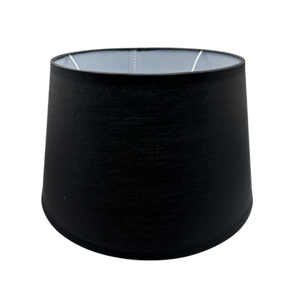 Deze zwarte lampenkap heeft een tijdloos design en past perfect in diverse interieurstijlen. Creëer een warme sfeer.