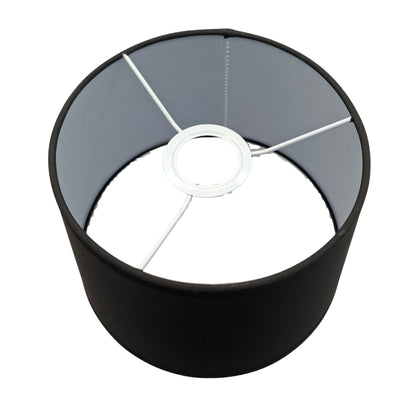 Deze zwarte lampenkap in drumvorm voegt een moderne touch toe. Perfect voor sfeervolle verlichting in elke kamer.