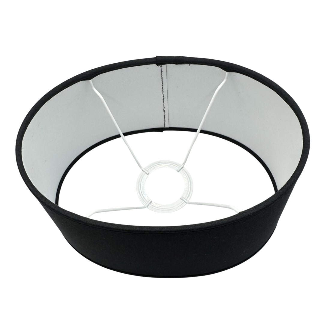 Deze zwarte lampenkap heeft een tijdloze elegantie. Perfect voor het creëren van een sfeervolle ambiance in jouw interieur.