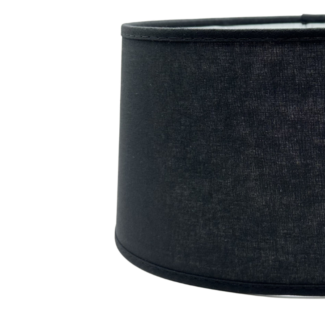 Deze zwarte lampenkap heeft een tijdloze elegantie. Perfect voor een sfeervolle verlichting in elke ruimte.