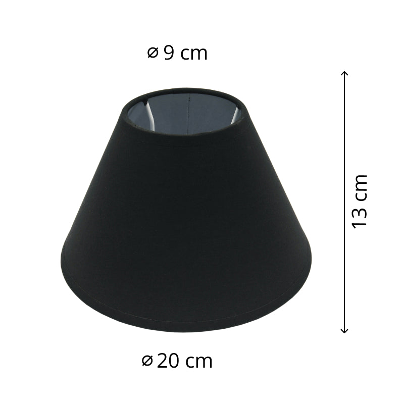Deze zwarte lampenkap heeft een strakke uitstraling en past perfect boven een eettafel.