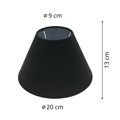 Deze zwarte lampenkap heeft een strakke uitstraling en past perfect boven een eettafel.