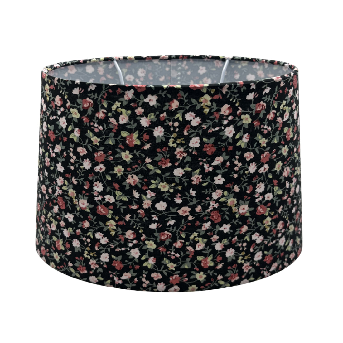 Deze zwarte lampenkap in ovale vorm voegt een moderne touch toe aan jouw interieur. Perfect voor sfeervolle verlichting!