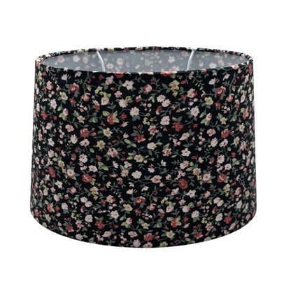 Deze zwarte lampenkap in ovale vorm voegt een moderne touch toe aan jouw interieur. Perfect voor sfeervolle verlichting!