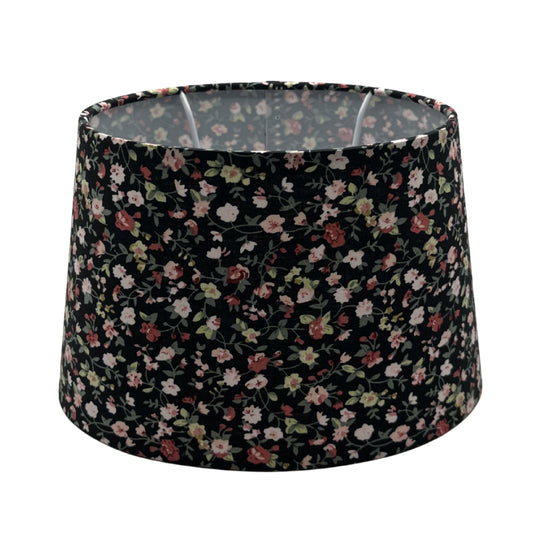 De zwarte lampenkap Oval geeft een moderne uitstraling aan elke lamp. Perfect voor een sfeervolle ambiance in huis.