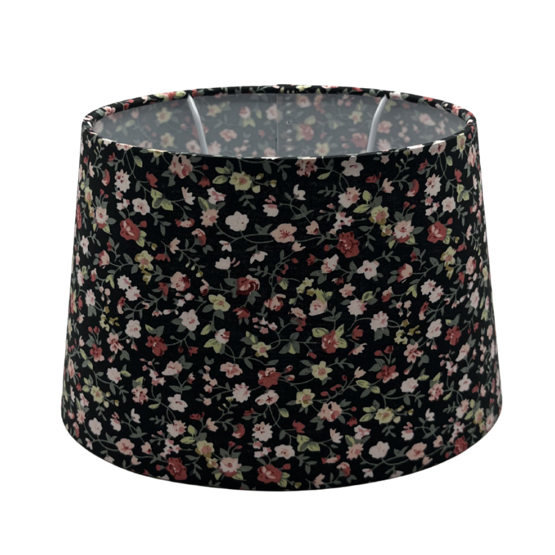 De zwarte lampenkap Oval geeft een moderne uitstraling aan elke lamp. Perfect voor een sfeervolle ambiance in huis.