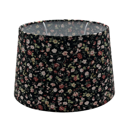 De zwarte lampenkap Oval geeft een moderne uitstraling aan elke lamp. Perfect voor een sfeervolle ambiance in huis.