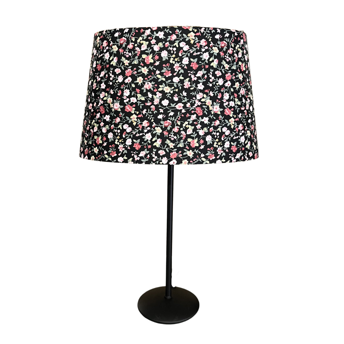 Een zwarte lampenkap met een ovale vorm die een warme, sfeervolle gloed verspreidt. Perfect voor elke moderne inrichting.