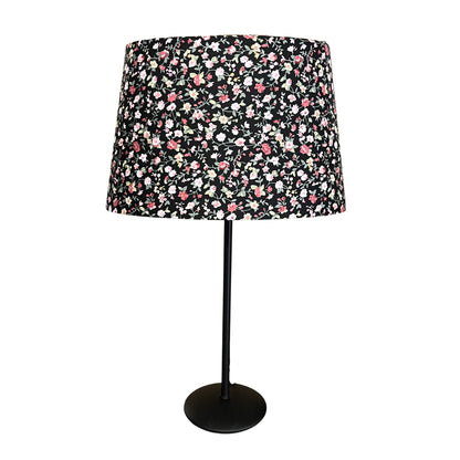 Een zwarte lampenkap met een ovale vorm die een warme, sfeervolle gloed verspreidt. Perfect voor elke moderne inrichting.