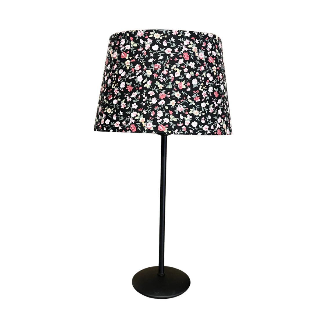 De zwarte ovale lampenkap geeft een moderne uitstraling aan je interieur.