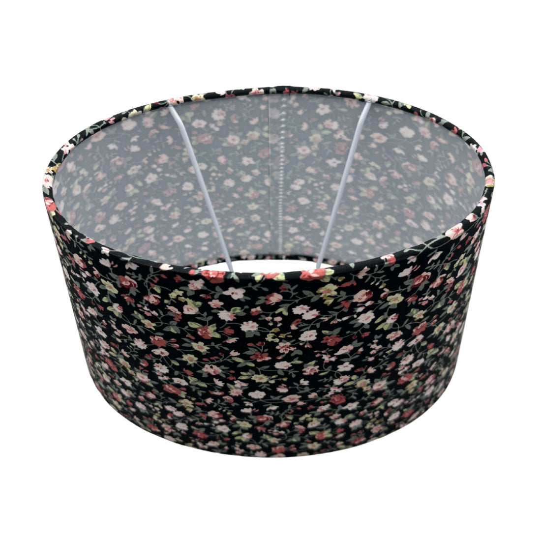 Deze zwarte lampenkap in ovale vorm voegt een moderne touch toe. Perfect voor sfeervolle verlichting in jouw interieur.