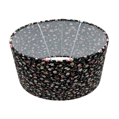 Deze zwarte lampenkap in ovale vorm voegt een moderne touch toe. Perfect voor sfeervolle verlichting in jouw interieur.
