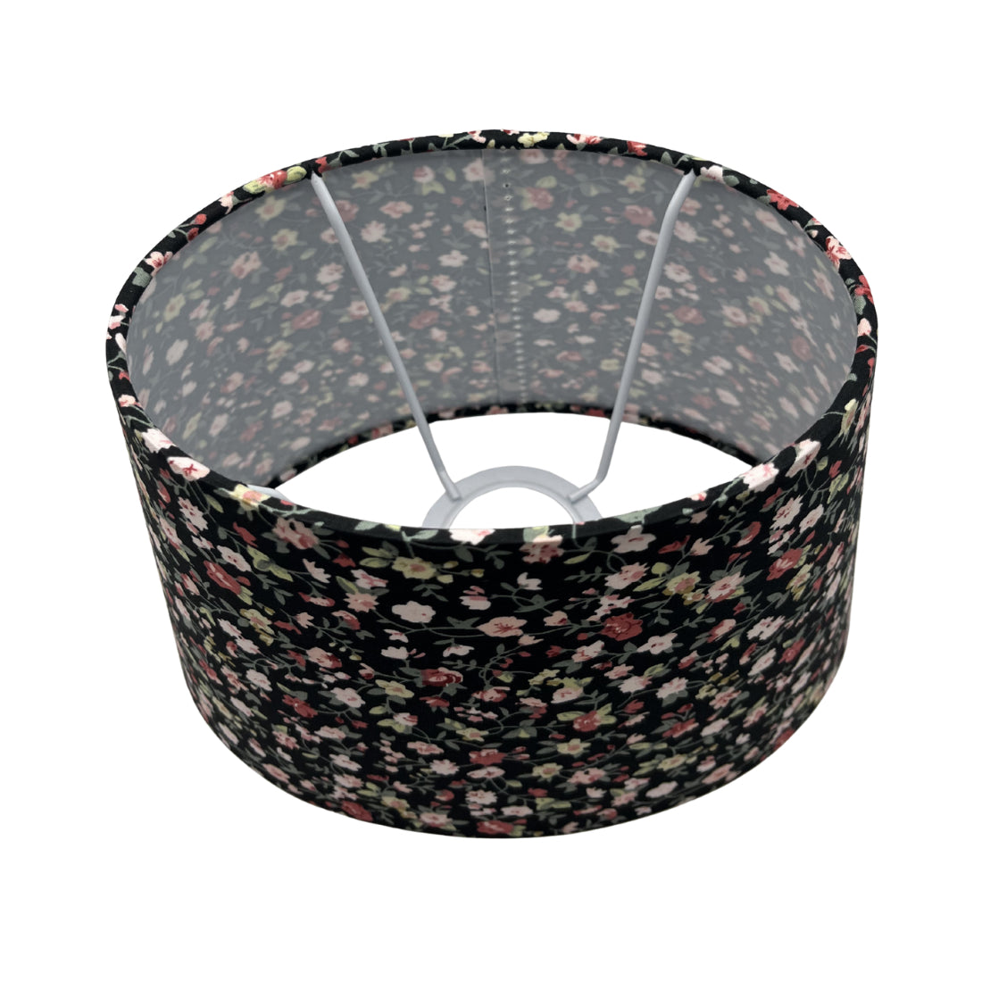 De zwarte lampenkap Oval heeft een modern design en voegt een verfijnde touch toe aan je interieur.