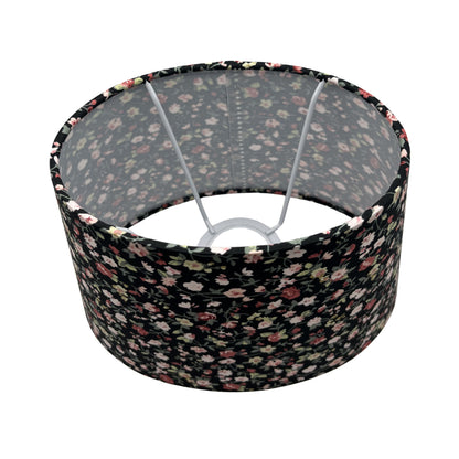 De zwarte lampenkap Oval heeft een modern design en voegt een verfijnde touch toe aan je interieur.