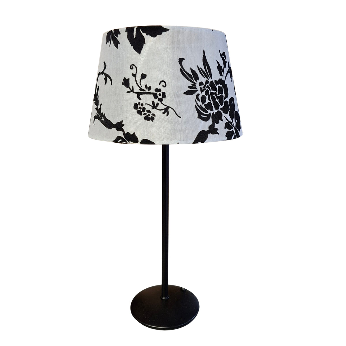 Deze vintage lampenkap in zwart-wit brengt elegantie in elke ruimte. Perfect voor een sfeervol en stijlvol interieur.